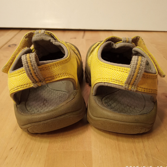 KEEN Newport Metallic Yellow Sandals Kids Size 10 - Picture 3 of 8